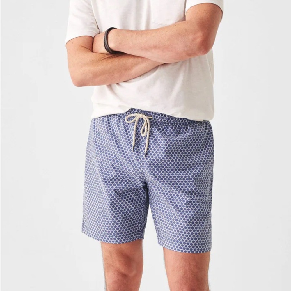 Like new - Faherty Beacon Trunk (7" Inseam) - Fishscale Batik